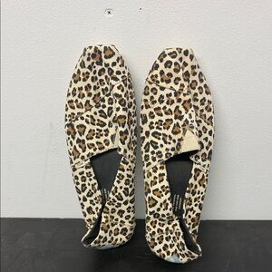 Toms size 9 Leopard Print Women's Flats